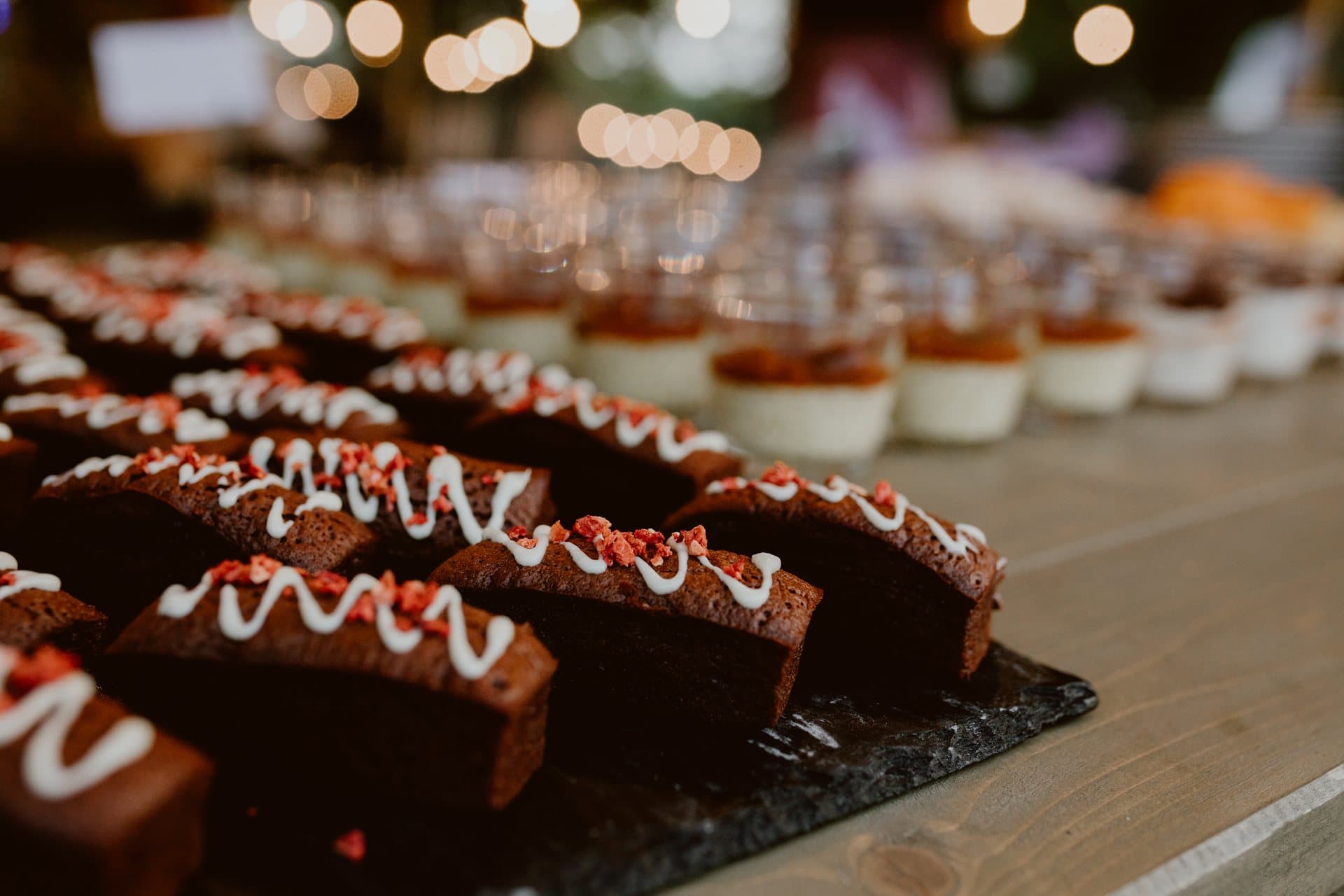 Brownie-k és pohárdesszertek esti fényekben